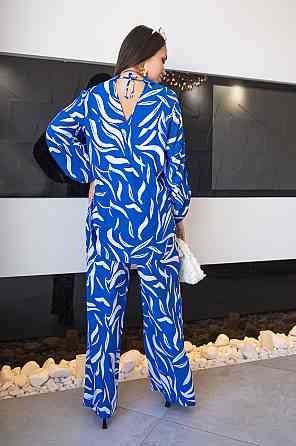 Свободный костюм с вырезом на спине 