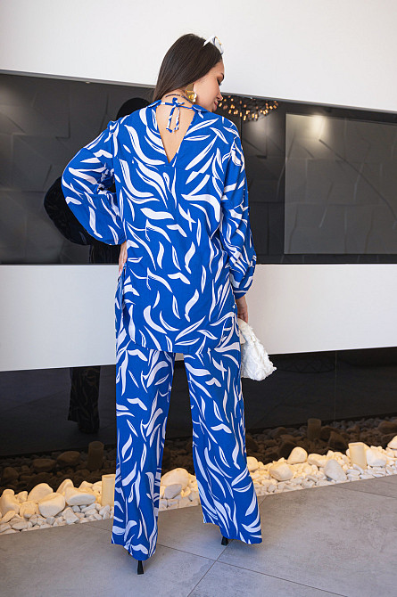 Свободный костюм с вырезом на спине 