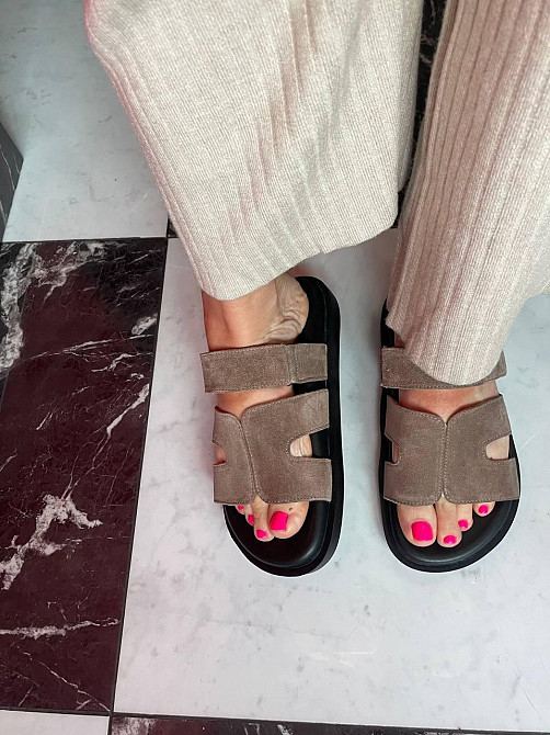 SEE SEVEN Модні шльопанці жіночі з натуральної замші капучино на низькому ходу SEE SEVEN 1662 р Коломыя - изображение 5