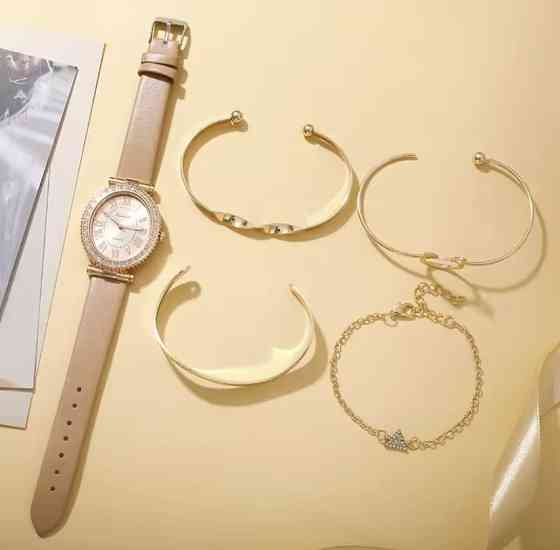 Подарочный набор для женщин 1 наручные часы с 4 оригинальными браслетами без подарочной коробки золотой Киев