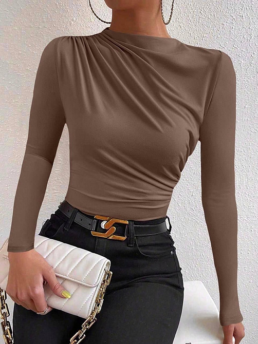 Женский базовый лонгслив с драпировкой микродайвинг Мокко, 42/44 Одесса - изображение 1