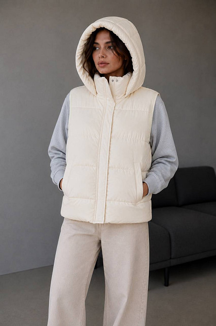 Женская жилетка Lady Yep 7015-2 с капюшоном средняя длина молочная, молочний, 44 Киев - изображение 7