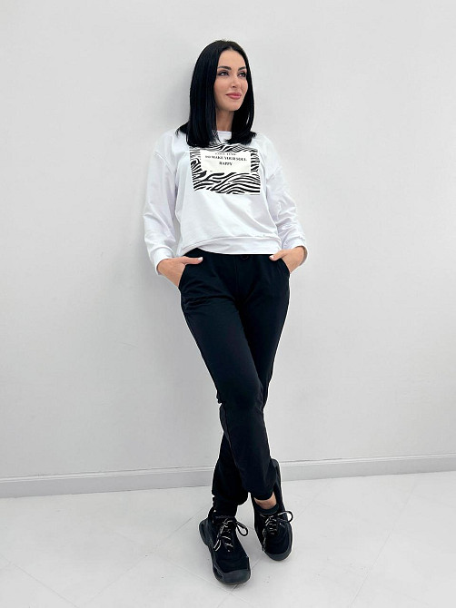 Трикотажный спортивный костюм с принтом 