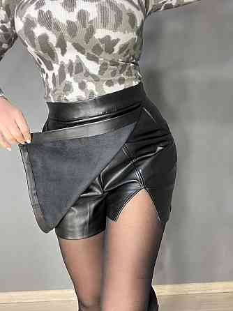 Шорти жіночі Gritana 173 зі спідницею на запах попереду короткі з кишенями розріз екошкіра чорні , чорний, 3XL Київ