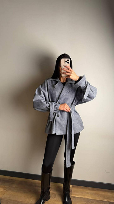 Женское трендовое пальто с двубортной застежкой на пуговицы и поясом Синий Одесса - изображение 5