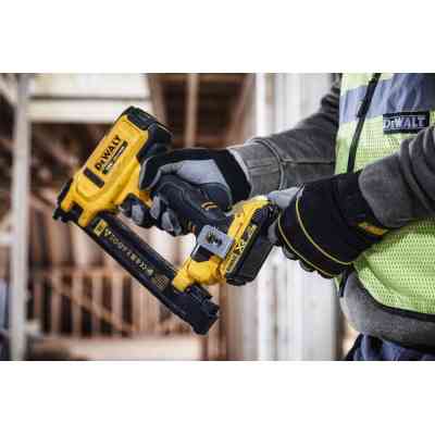 Степлер строительный DeWALT 18В XR, длина/ширина скобы 25/19.7 мм, 2xAh, кейс TSTAK (DCN701D2) Винница