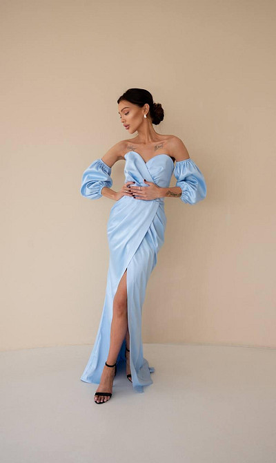 Женское роскошное вечернее платье со шлейфом и съемными рукавами из королевского атласа Голубой, M Одесса - изображение 4