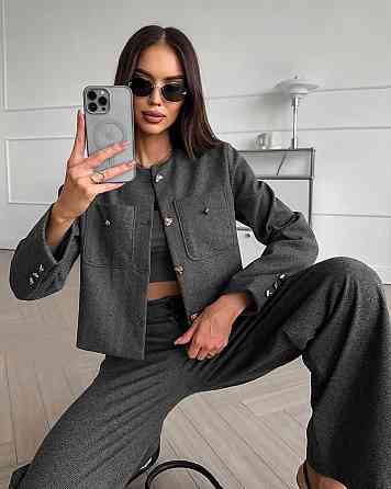 Женский лаконичный костюм с укороченным жакетом на подкладке и широкими брюками кашемир. Серый, 46/48 Одесса