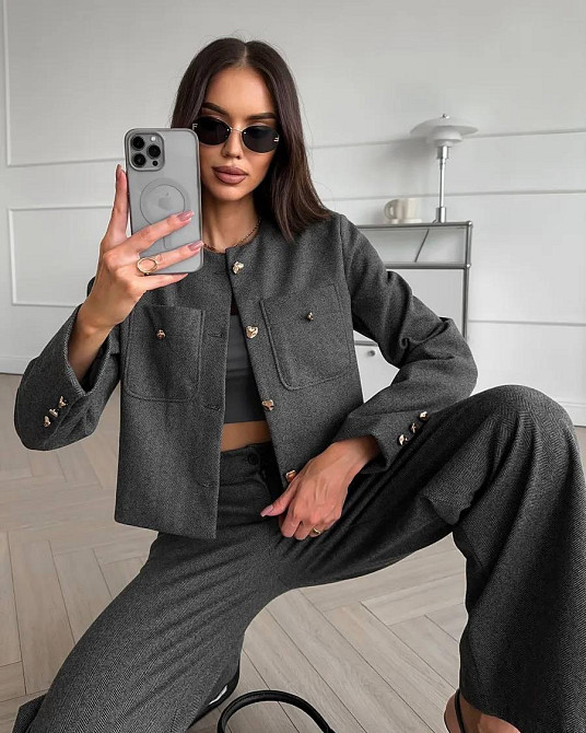 Женский лаконичный костюм с укороченным жакетом на подкладке и широкими брюками кашемир. Серый, 46/48 Одесса - изображение 4