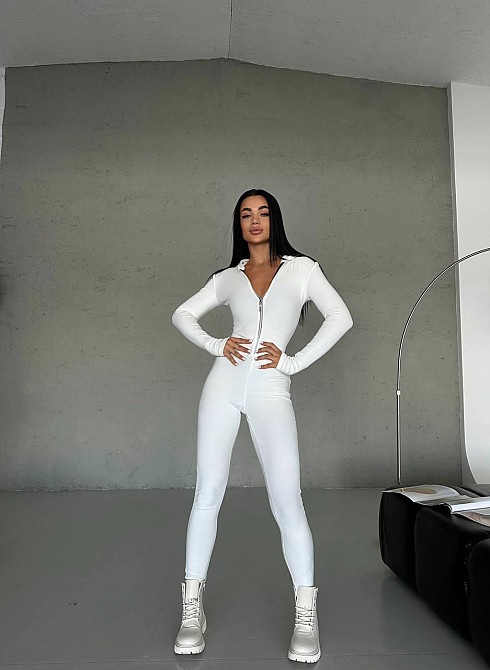 Жіночий облягаючий комбінезон із вишивкою та камінчиками на спинці турецький велюр Білий, 46/48 Одеса - фото 6