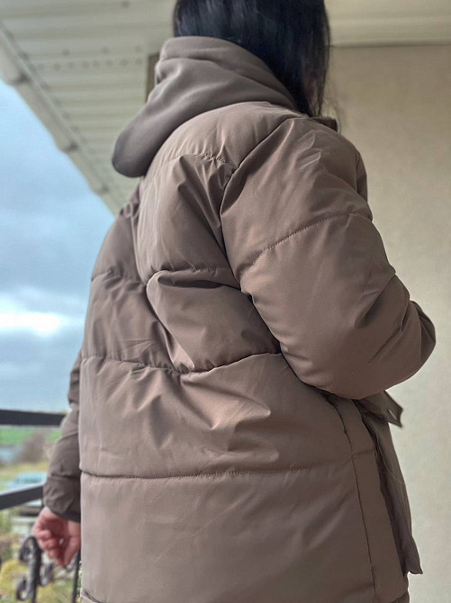 Куртка жіноча XIANG 869 накладені кишені трикотажний капюшон середня довжина коричнева, коричневий,  Одеса - фото 3