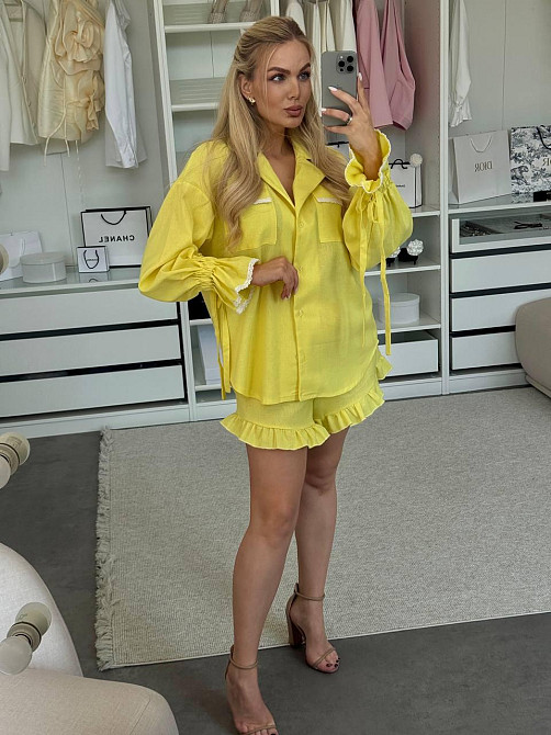 Жіночий літній костюм-двійка: сорочка та шорти з рюшами льон Жовтий Одеса - фото 3