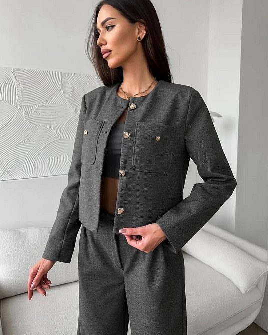 Женский лаконичный костюм с укороченным жакетом на подкладке и широкими брюками кашемир. Серый, 4244 Одесса - изображение 6