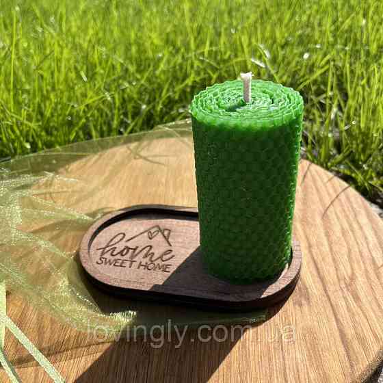 Свеча зеленого цвета на деревянной подставке в подарочном мешочке. Ирпень