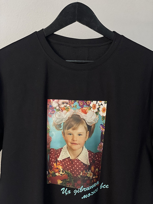 Футболка оверсайз з індивідуальним фото та написом «Ета дівчинка може все» S, Бежевий Чернівці - фото 1