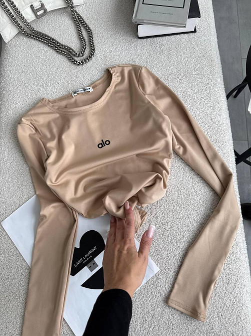 Стильный женский базовый лонгслив с надписью и вырезом под пальчик микродайвинг беж Одесса - изображение 4