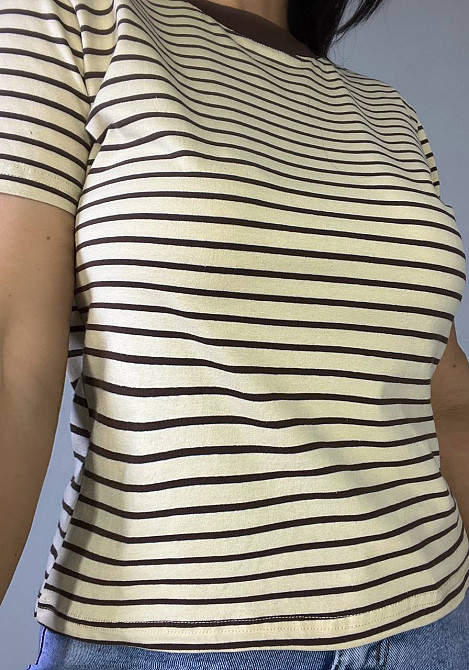 Футболка жіноча A-N 25190 смугаста базова контрастний комір середня довжина one size коричнева, коричневий, one size Київ - фото 3