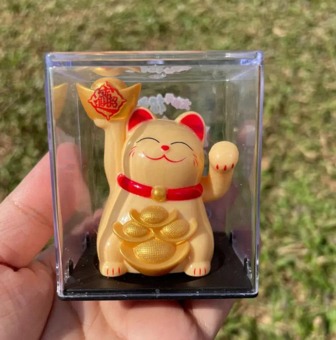 Мини-фигурка Манеки-неко на солнечных батареях – японский талисман удачи и богатства. Цвет желтый Киев - изображение 1