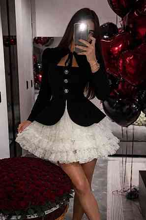 Женский романтичный костюм двойка: приталенный жакет костюмка с кружевной юбкой Одесса