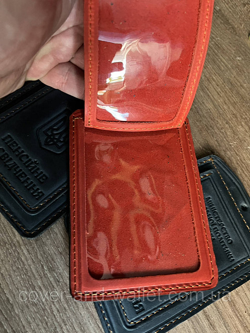 Червона шкіряна обкладинка для пенсійного посвідчення з відділом для ID карти Crazy Horse Київ - фото 4