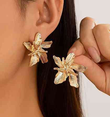 Сережки квітка золотисті жіночі великі сережки у формі квітки масивні Київ