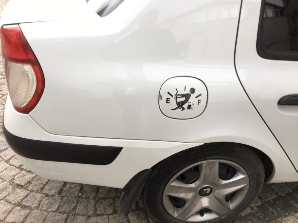 Наклейка на крышку бака авто Черная, Белая светоот Киев - изображение 5