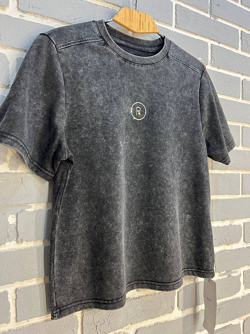 Футболка жіноча A-N 02517 варена аплікація літера "R" з камінців попереду середньої довжини one size, чорний, one size Київ - фото 16