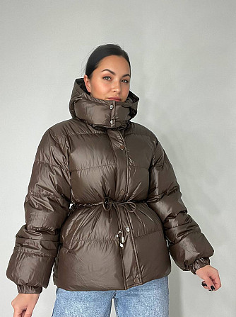 Куртка жіноча Fashion 2401 глянцева подовжена з капюшоном пояс шнурок коричнева, коричневий, M Одеса - фото 1