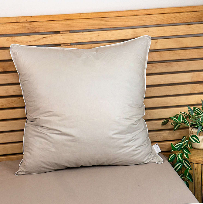 Подушка пуховая премиум качества YouStar 50% пух 50% перо Сатин - упругая 70x70 см (Бежевый) Сумы - изображение 1