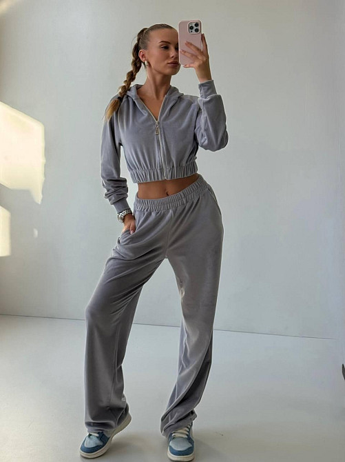 Жіночий стильний костюм-двійка в стилі спорт-шик зі стразами на сідницях велюр Сірий, 46/48 Одеса - фото 3