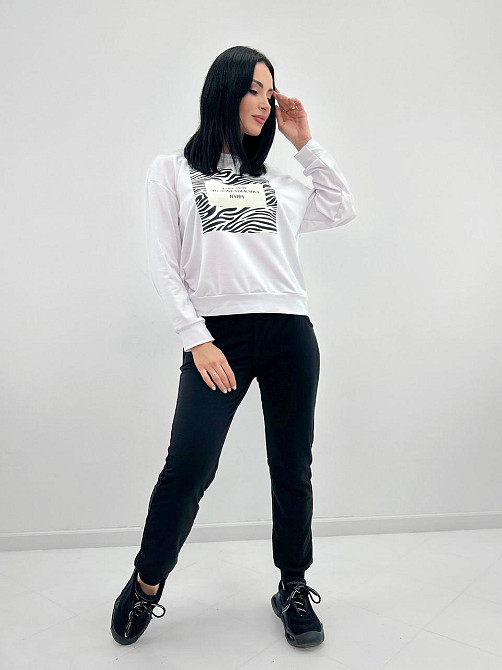 Трикотажный спортивный костюм с принтом 