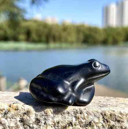 Фігурка Жабка з обсидіану, полірований камінь, декор для інтер’єру Київ