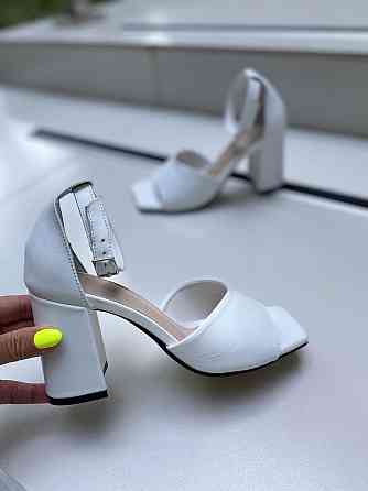 ARLEN Босоніжки жіночі шкіряні на літо на зручному каблуці білі відкриті ARLEN Бос-Глорія р. 36 Коломыя