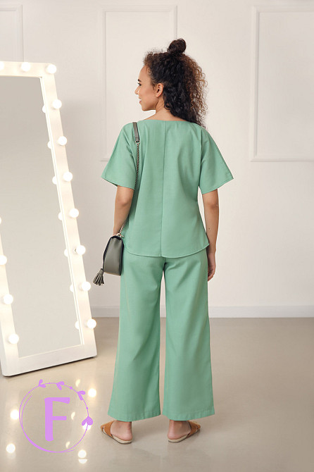 Женский костюм свободного кроя из натурального льна 