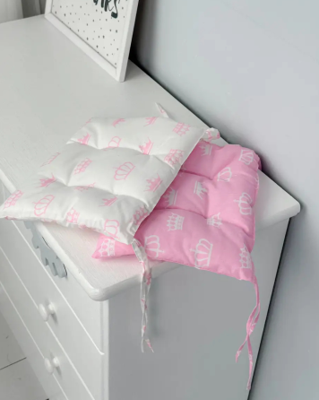 Подушка м'яка для дитячого стільчика 23х28, рожева з короною Кам'янське