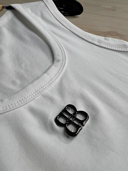 Майка женская A-N 25001 с широкими бретелями и металлическим значком буквы, белый, one size Киев - изображение 15