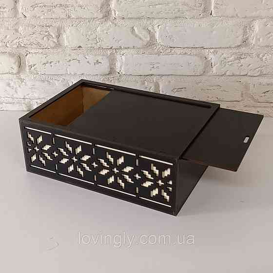 Подарункова коробка чорного кольору з орнаментом  29/20/10 см Ірпінь