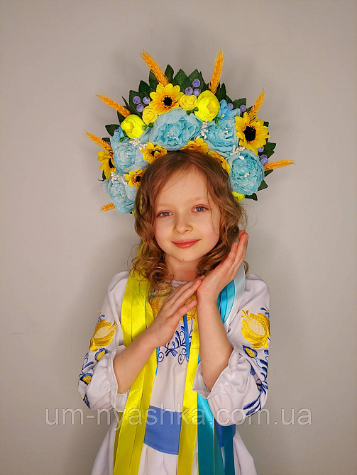 Детское вышитое платье с ласточками 