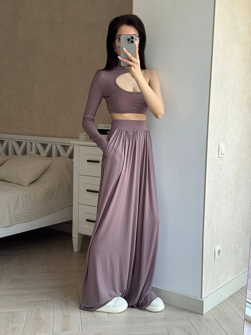 Жіночий стильний костюм-двійка: топ на одне плече та штани турецька віскоза Моко Одеса - фото 2