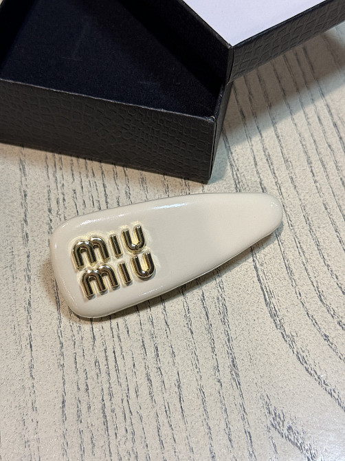 Шпилька для волосся MIU MIU в бежевому кольорі Одеса - фото 1