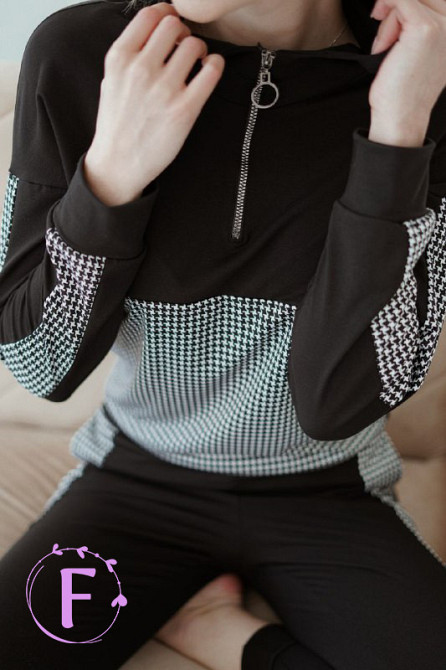 Повседневный женский костюм из трикотажа 