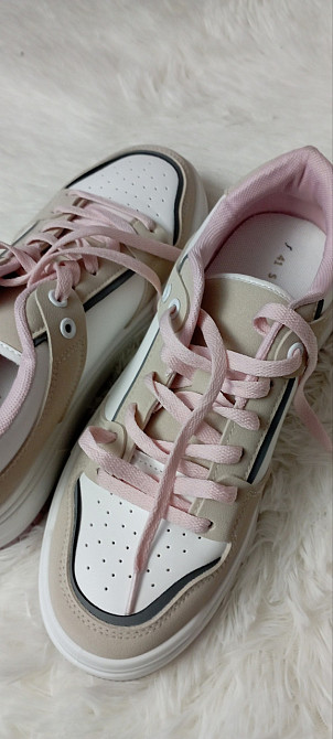 Стильні жіночі кросівки Sinsay на платформі — бежево-білі з рожевими акцентами 41 розмір Київ - фото 2