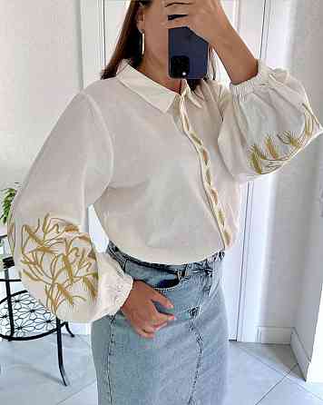 Женская современная праздничная вышиванка-рубашка вышитая золотистыми нитками 80% хлопок, 20% полиэстер. Одесса