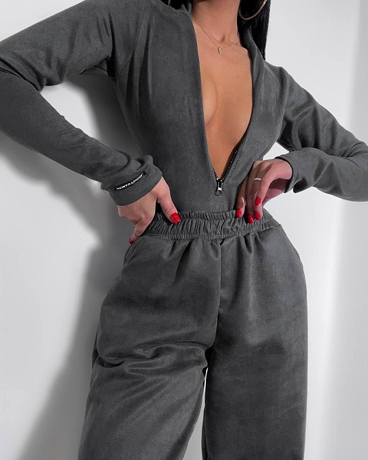 Женский стильный костюм двойка: боди и джоггеры замш на дайвинге Графит, 42/44 Одесса - изображение 3