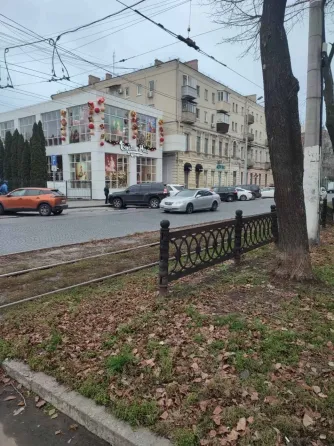 Нове Яворницького 105 Червона лінія, зі своїм входом, скляний вхід магазин з шикарним ремонтом. Парковка перед приміщенням, є літній майданчик Нові ко Дніпро