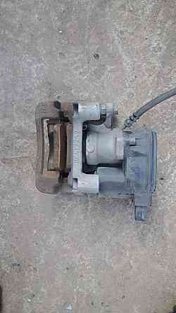 Задний левый суппорт с электронным ручником на Kia Sportage 2016–2021 годов. Киев