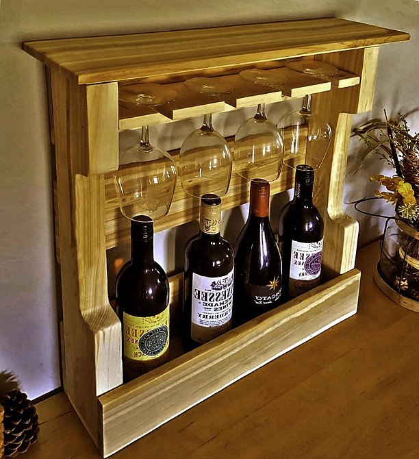 Настенная винная полка 