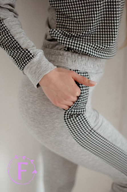 Повседневный женский костюм из трикотажа 