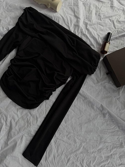 Женский лонгслив с открытыми плечами и изящной драпировкой вдоль плеч и боков турецкий микродайвинг Одесса - изображение 9