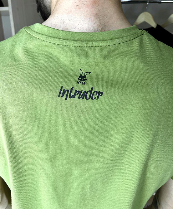 Чоловіча футболка Intruder Bunny бавовна c лого та написом класична однотонна Туреччина олива Одеса - фото 3